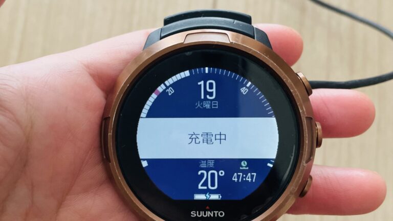 USB充電により大きな画面で明るいフルカラー表示が可能なダイブコンピュータSUUNTO_D5