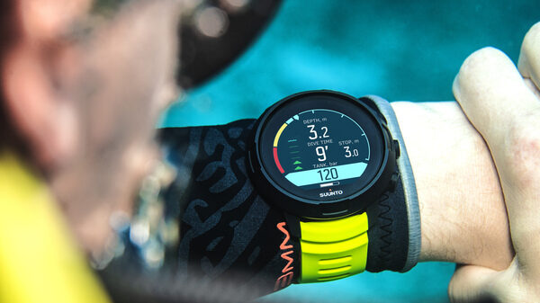 挫折と落胆を越えて。ダイブコンピュータ誕生から、ダイバーの腕に至るまで 