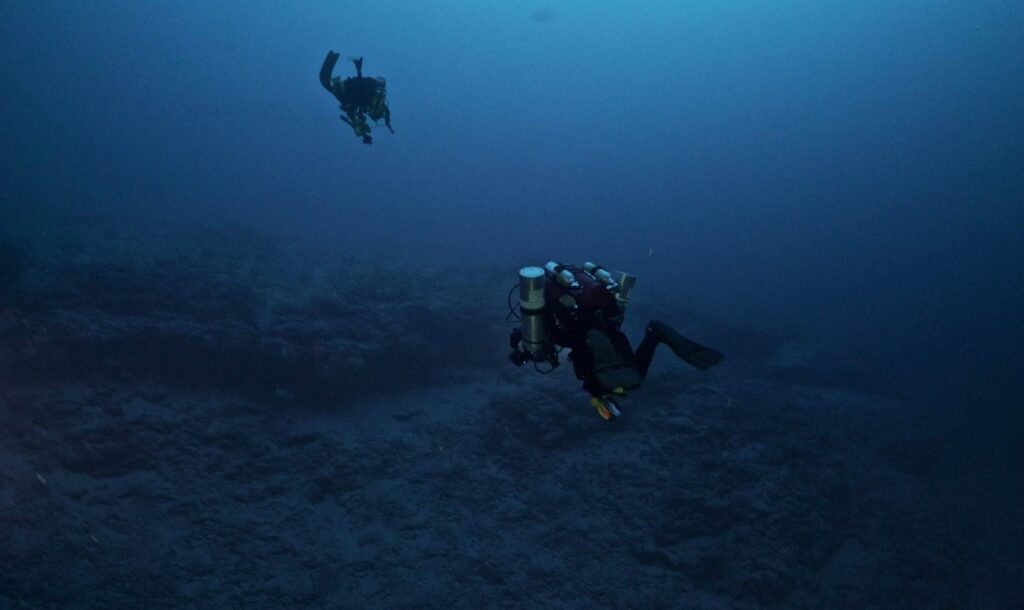 安全が確証されているわけではないシーラカンスが棲む水深113mへの潜水