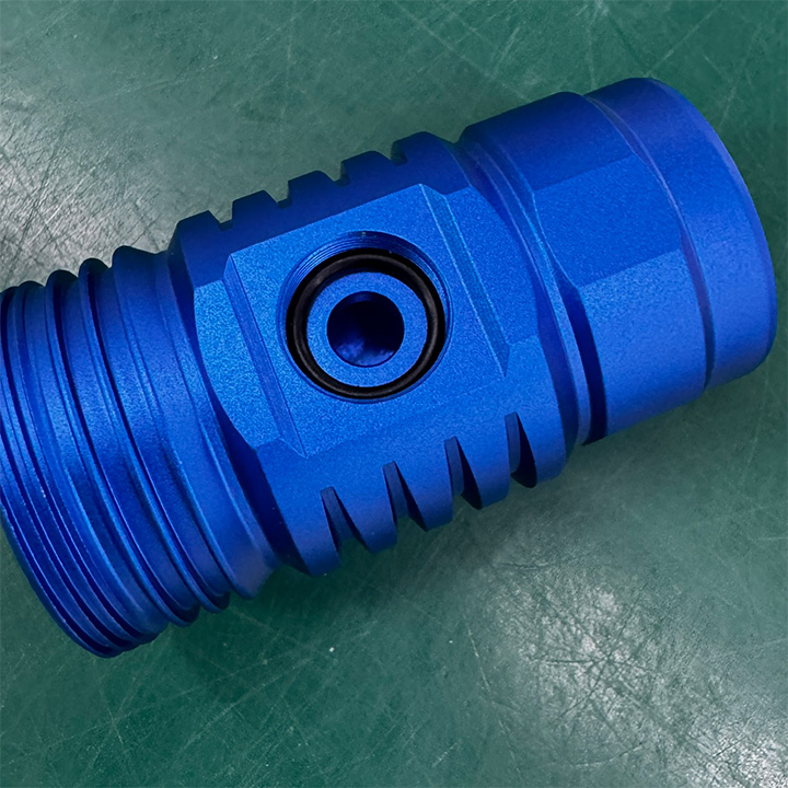 OrcaTorch高品質削り出しアルミニウム製ライト本体 精密加工と青色アルマイト処理