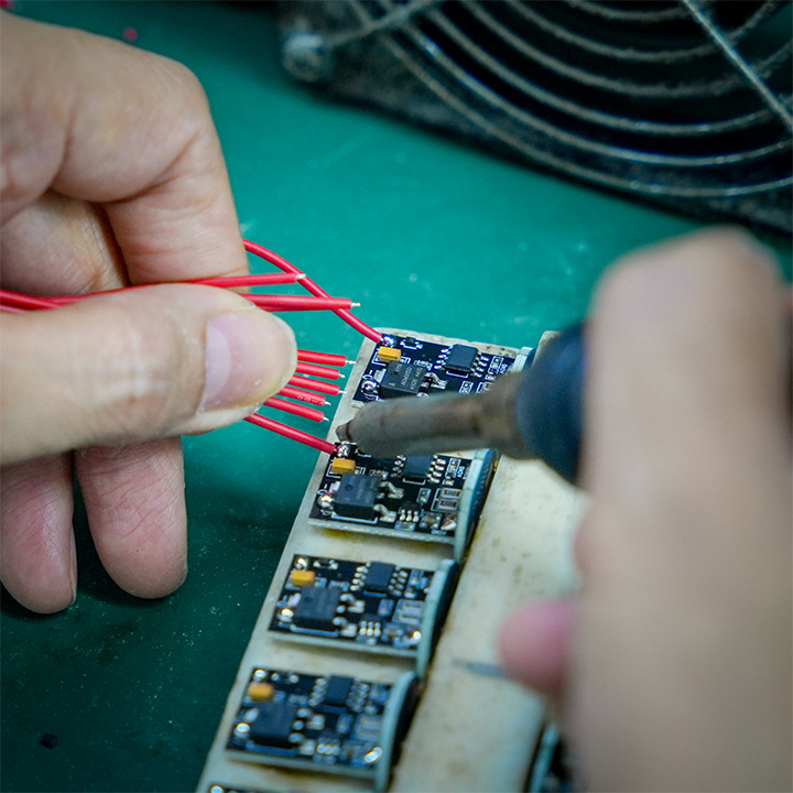 OrcaTorch ダイビングライト LED基板組み立て 高品質電子部品 精密製造工程